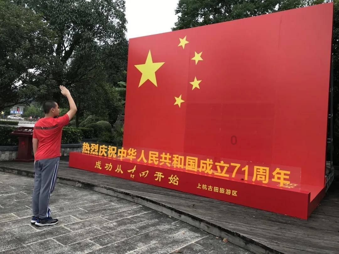 春晚彩排暴露明星素质:岳云鹏脱帽鞠躬,有人却随地吐口香糖